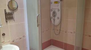 Гостиница Mini Hotel Uyutnoe Prozhivanie Томск Четырехместный номер с балконом-5